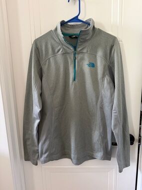 The North Face Men's Light Gray Quarter-Zip Fleece with Teal Accents